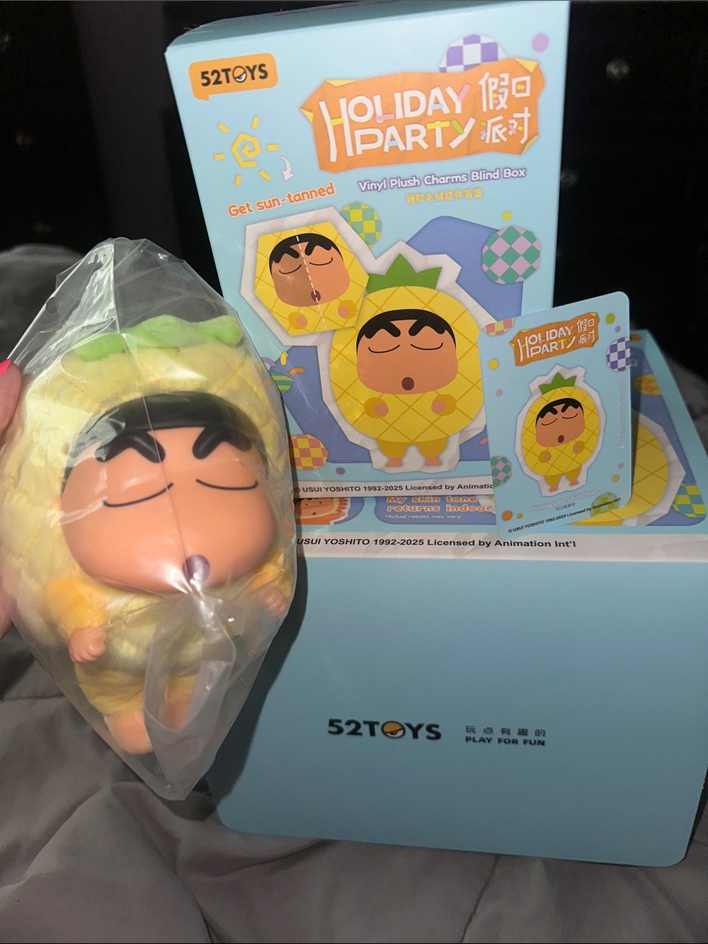 52toys Crayon Shin-Chan Holiday Party Vinyl Plush Charms Pineapple Shin-Chan - Picture 3 of 6